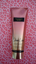 Carregar imagem no visualizador da galeria, Victoria's Secret Loção Hidratante Sheer Love 236 ml