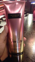 Carregar imagem no visualizador da galeria, Victoria's Secret Loção Hidratante Sheer Love 236 ml
