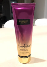 Carregar imagem no visualizador da galeria, Victoria's Secret Loção Hidratante Love Addict 236 ml