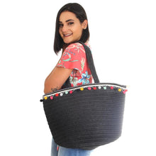 Carregar imagem no visualizador da galeria, Bolsa de Palha Pompom - Preto