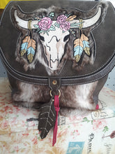 Carregar imagem no visualizador da galeria, Mochila com Bordado Indígena by Sabrina Sato