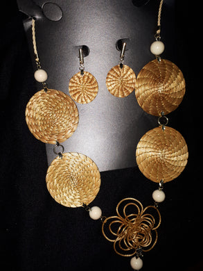 Conjunto colar e brinco rosa branca capim dourado