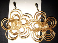 Carregar imagem no visualizador da galeria, Brinco Flor de Lotus Capim Dourado