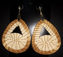 Carregar imagem no visualizador da galeria, Brinco Off White Capim Dourado