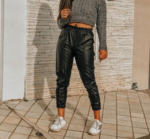 Carregar imagem no visualizador da galeria, Calça Jogger de Couro Sintético