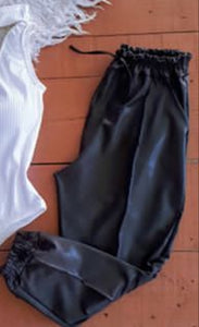 Calça Jogger de Couro Sintético
