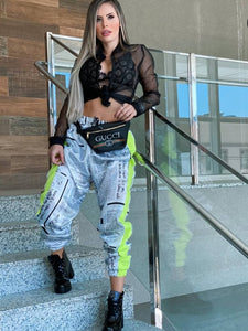 Calça jogger jornal cetim