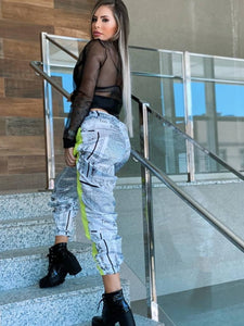 Calça jogger jornal cetim