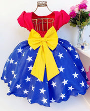Carregar imagem no visualizador da galeria, Vestido temático infantil mulher maravilha