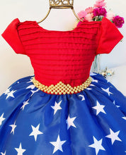 Carregar imagem no visualizador da galeria, Vestido temático infantil mulher maravilha