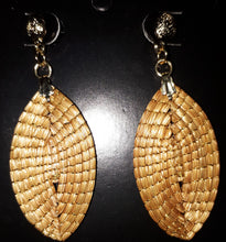 Carregar imagem no visualizador da galeria, Brinco Gota Capim Dourado
