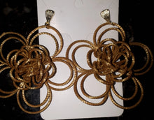 Carregar imagem no visualizador da galeria, Brinco Flor de Liz Capim Dourado