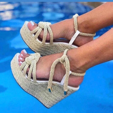 Sandália entre cordas