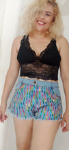 Carregar imagem no visualizador da galeria, Shorts Jeans Paetê Deolane